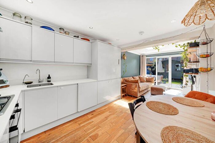 2 Bedroom Flat For Sale In Dawlish Road, London, E10