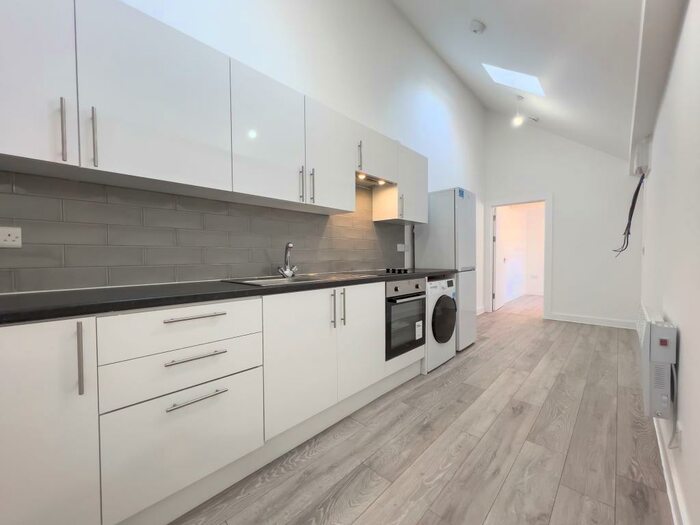 1 Bedroom Ground Flat To Rent In North End, London Road, RH19