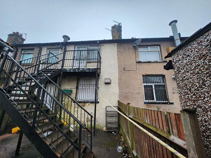 2 Bedroom Flat To Rent In Kings Road, Bradford, BD2
