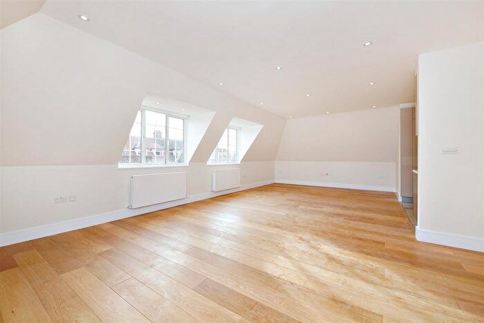 3 Bedroom Flat To Rent In Beechcroft Avenue, London, NW11