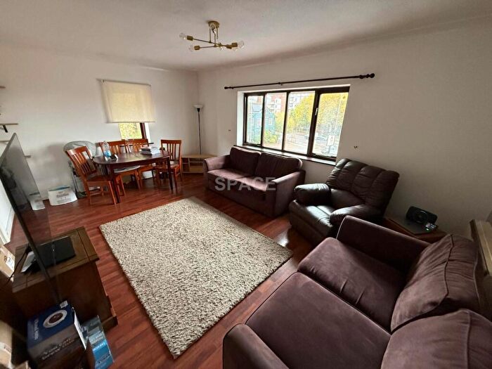 2 Bedroom Flat To Rent In Granby Court, Reading, RG1