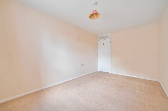 2 Bedroom Flat For Sale In Badgers Croft, Victoria Road, Mortimer Common, Reading, RG7