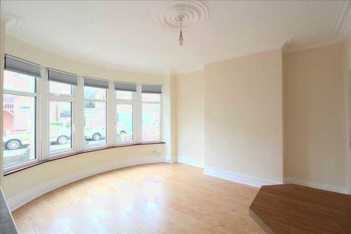 2 Bedroom Apartment To Rent In Westcliff On Sea, SS0