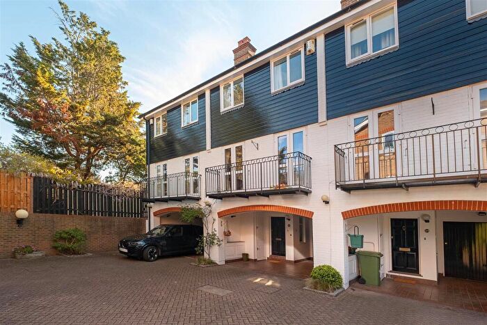 3 Bedroom Town House For Sale In Harvest Lane, Thames Ditton, KT7