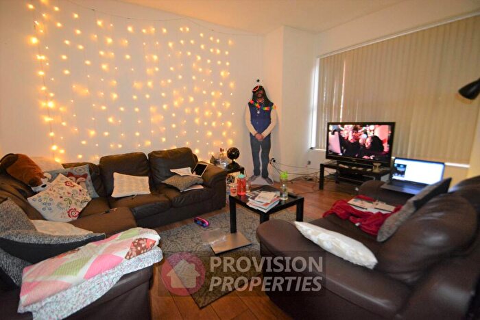 7 Bedroom Terraced House To Rent In Chestnut Avenue, Hyde Park, Leeds, LS6