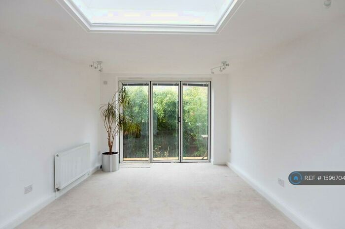 2 Bedroom Flat To Rent In Muswell Hill Road, London, N6