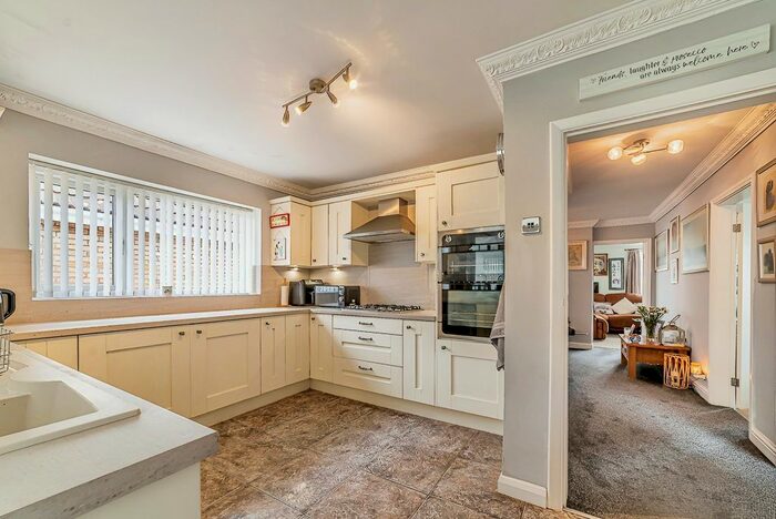 2 Bedroom Detached Bungalow For Sale In High Street, Dunsville, Doncaster, DN7