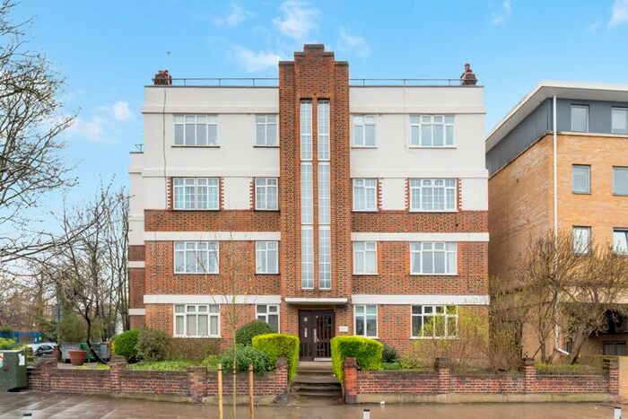 2 Bedroom Flat To Rent In Balham High Road, London, SW17