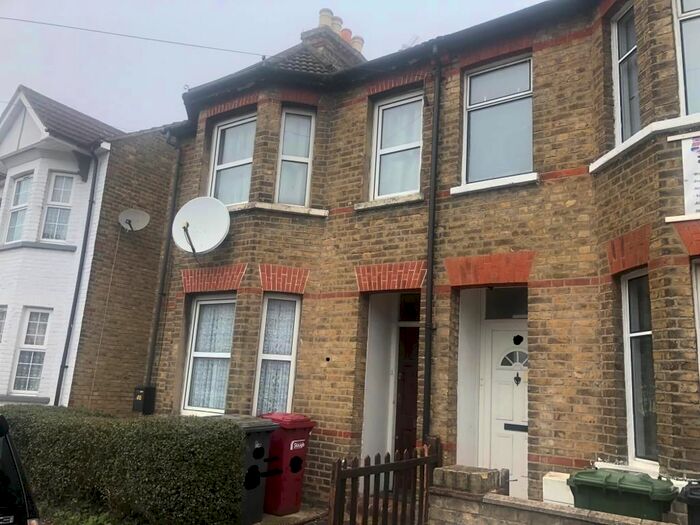 3 Bedroom Flat To Rent In Diamond Road, Slough, SL1