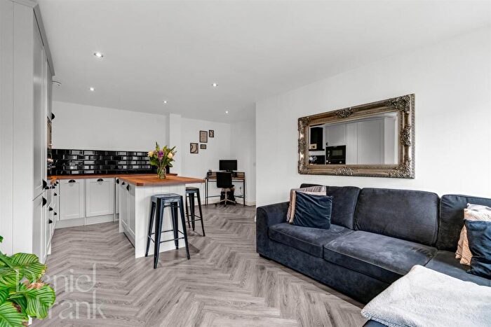 2 Bedroom Flat For Sale In High Road, Loughton, IG10