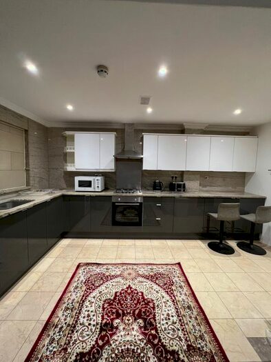 3 Bedroom Flat To Rent In Great West Road, Hounslow, TW5