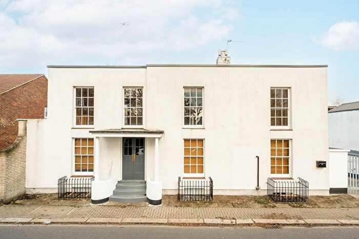 3 Bedroom Flat To Rent In Priests Bridge, London, SW15