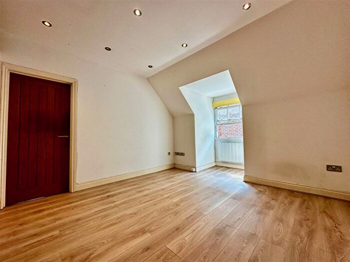 1 Bedroom Flat To Rent In Rosslyn Road, Watford, WD18