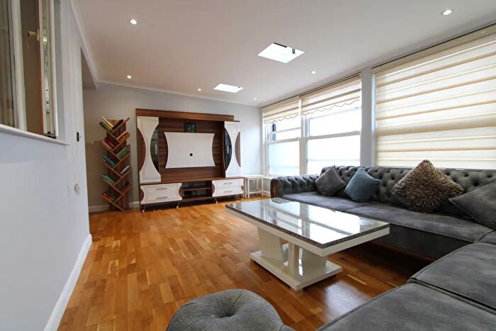 2 Bedroom Flat To Rent In Mill Gardens, London, SE26