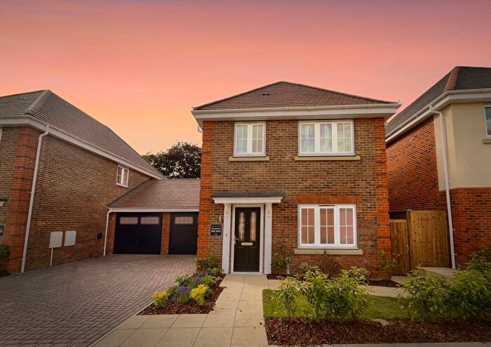 3 Bedroom Link Detached House For Sale In Castlefield, Preston, Hitchin, SG4