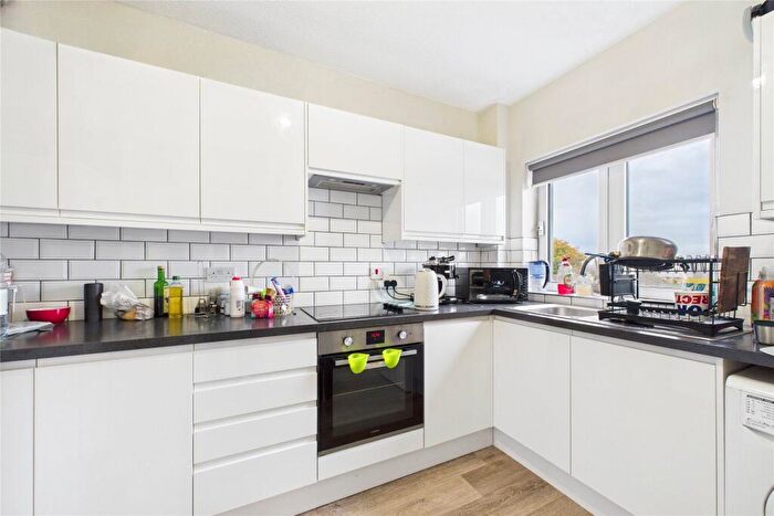 2 Bedroom Apartment To Rent In Shifford Crescent, Maidenhead, SL6