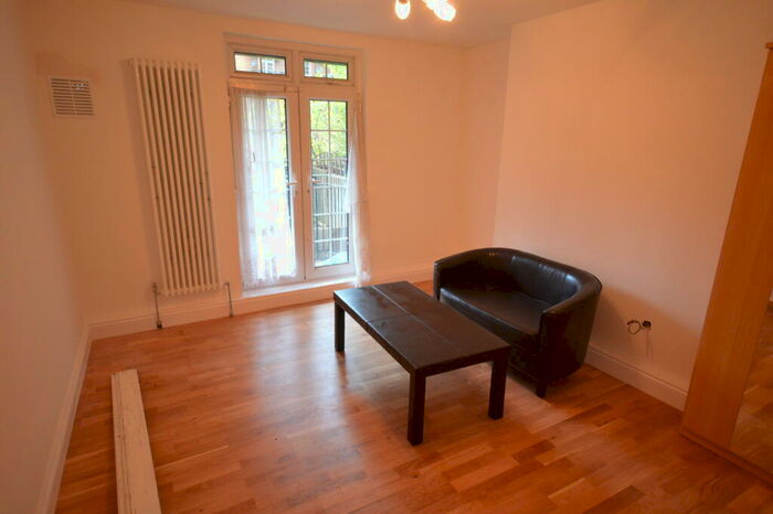 3 Bedroom Flat To Rent In Samford House, London, N1