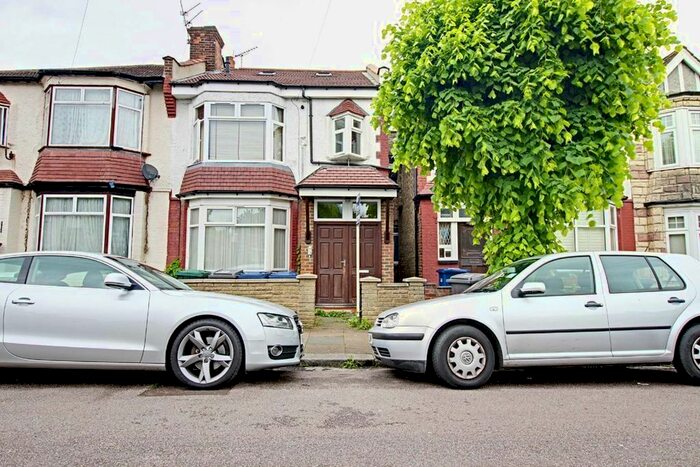 2 Bedroom Flat To Rent In Rosemary Avenue, London, N3