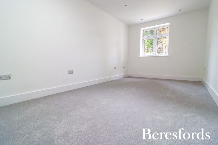 3 Bedroom Bungalow For Sale In Bridge Avenue, Upminster, RM14