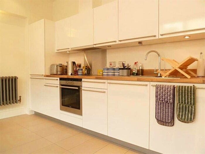 1 Bedroom Flat To Rent In Kingsway Square, Lurline Gardens, Battersea Park, SW11