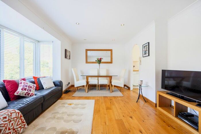 3 Bedroom Flat To Rent In Linwood Close, Camberwell, SE5