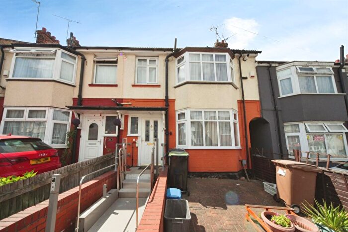 3 Bedroom Terraced House For Sale In Overstone Road, Luton, LU4