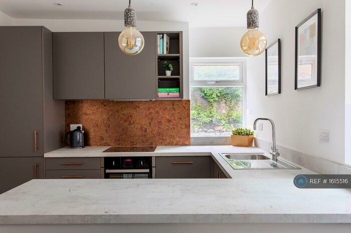 2 Bedroom Flat To Rent In Cathays Court, Cardiff, CF24