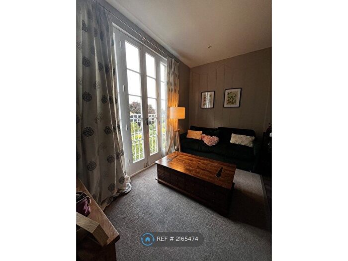2 Bedroom Flat To Rent In Palace Road, London, SW2