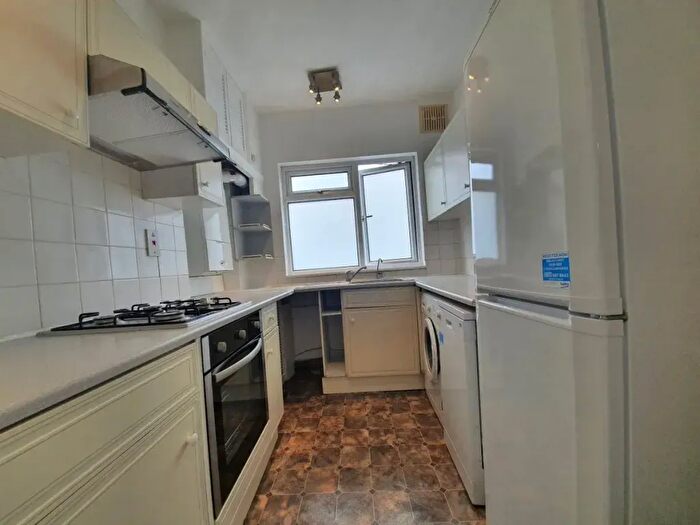 2 Bedroom Flat To Rent In Kingswood Road, IG3