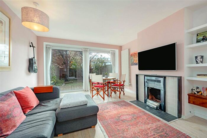 2 Bedroom Maisonette For Sale In Clarkson Street, London, E2