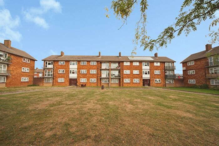2 Bedroom Flat For Sale In Whipperley Ring, Luton, LU1