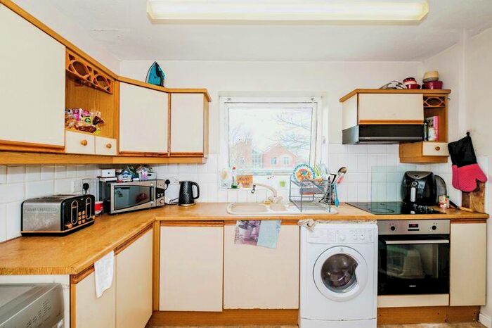 2 Bedroom Apartment For Sale In Summerlea Gardens, Littlehampton, West Sussex, BN17