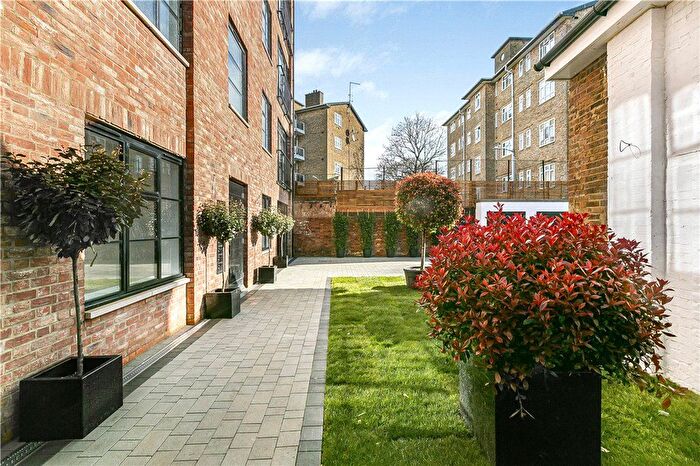 3 Bedroom Flat To Rent In Mitcham Lane, London, SW16