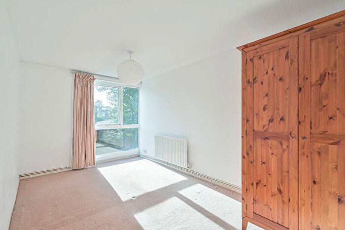 2 Bedroom Flat For Sale In Duncan Court, North Finchley, London, N12