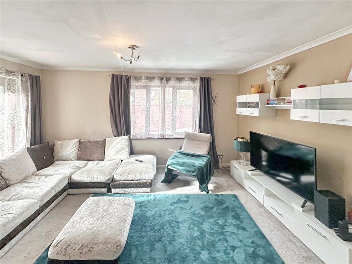 4 Bedroom End Of Terrace House To Rent In Emerald Court, Slough, Berkshire, SL1