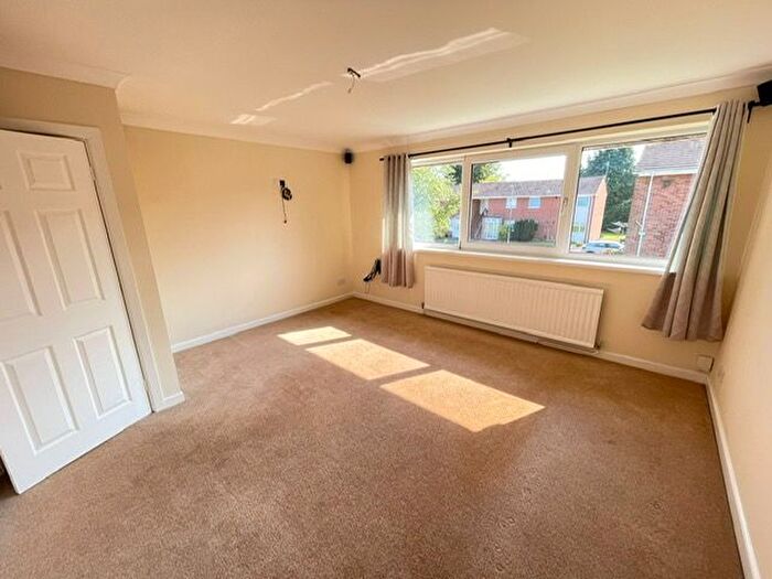 3 Bedroom Flat To Rent In Bishops Close, Cardiff, CF14