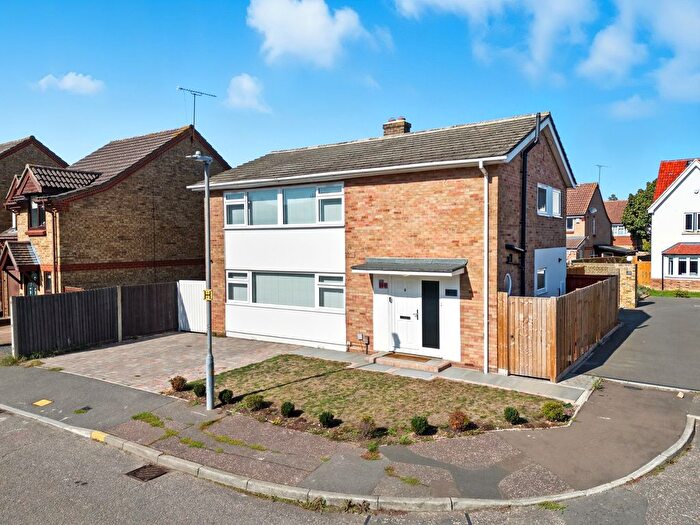 4 Bedroom Detached House For Sale In Redmayne Drive, Chelmsford, CM2