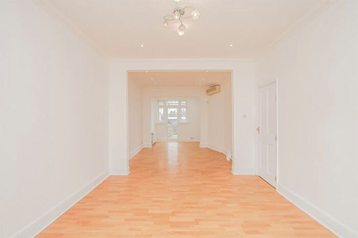 3 Bedroom Terraced House To Rent In Hamilton Road, Golders Green, NW11