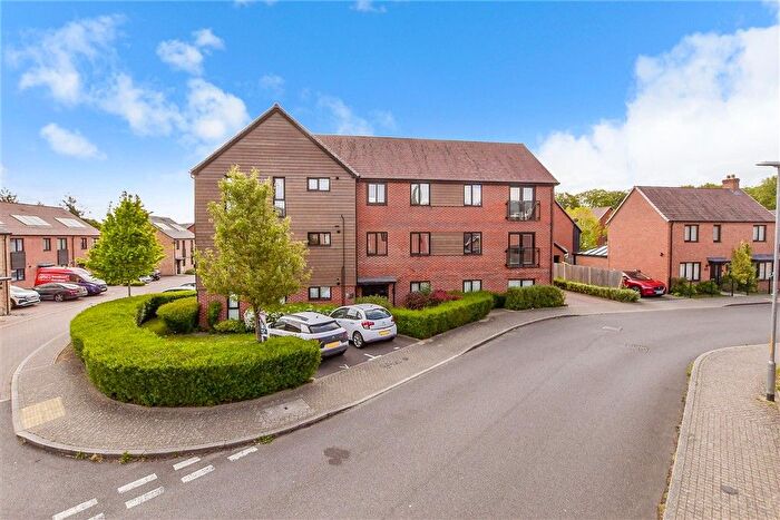 2 Bedroom Flat For Sale In Hawley Drive, Leybourne, West Malling, Kent, ME19