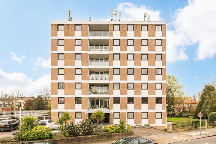 3 Bedroom Flat To Rent In Queens Ride, Barnes, SW13