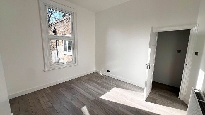 2 Bedroom Flat For Sale In Askew Road, London, W12