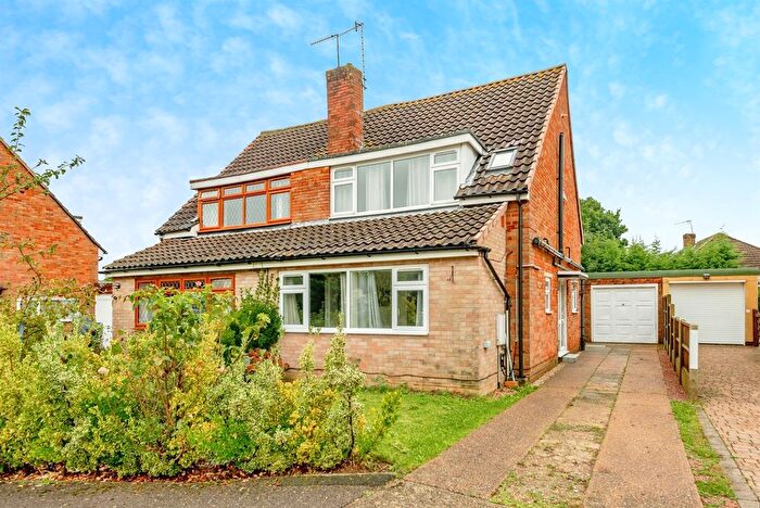 4 Bedroom Semi-detached House For Sale In Emlyn Road, Horley, RH6