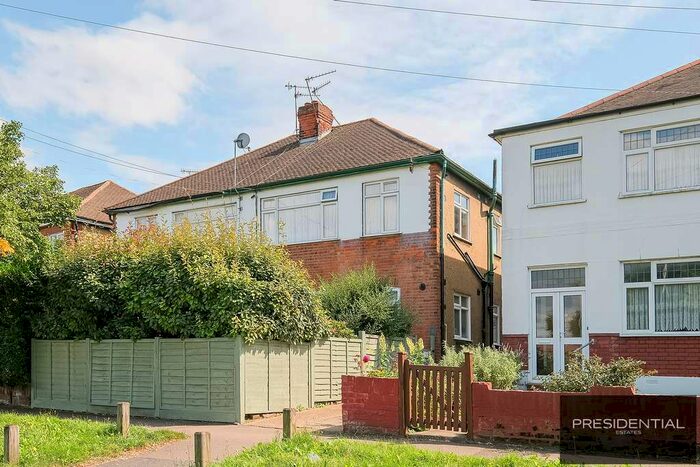 2 Bedroom Maisonette To Rent In Chigwell Road, Woodford, Woodford IG8