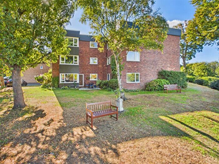 2 Bedroom Flat For Sale In Mount Felix, Walton-On-Thames, KT12