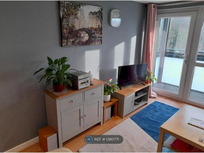 2 Bedroom Flat To Rent In Crag Close, Halifax, HX2