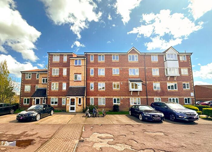 1 Bedroom Flat To Rent In Pioneer Way, Watford, WD18
