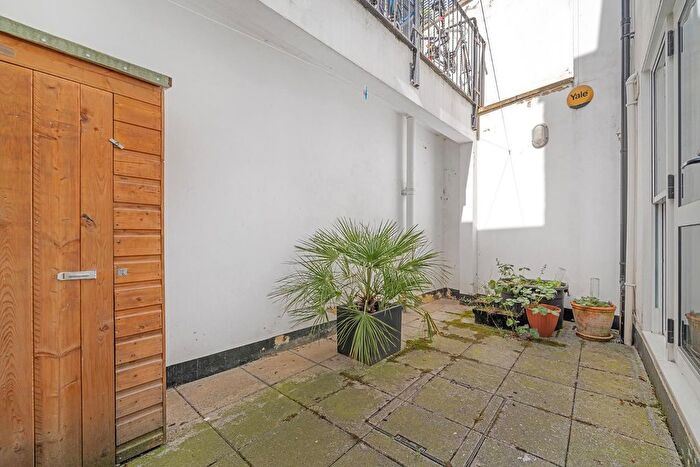 1 Bedroom Flat For Sale In Dalyell Road, London, SW9