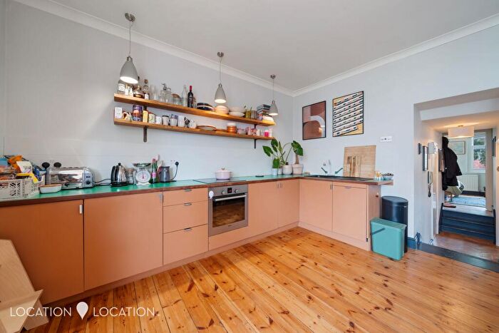 2 Bedroom Flat For Sale In Cranwich Road, London, N16