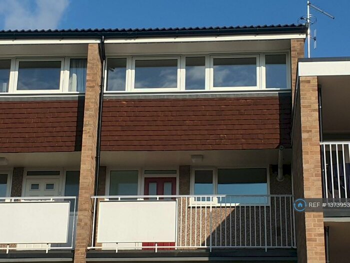 2 Bedroom Flat To Rent In Ivinghoe Close, Enfield, EN1