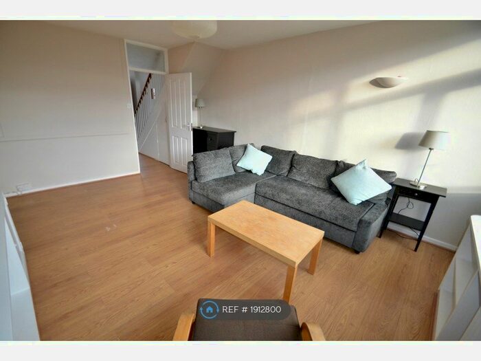 3 Bedroom Maisonette To Rent In Maitland House, London, SW1V